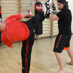 Jak Zdobyć Stopnie w Kickboxingu: Przewodnik Od Podstaw