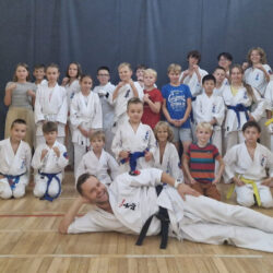 Rozpoczęcie sezonu treningów karate i niezwykłe pokazy w szkołach